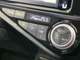 【オートエアコン】一度お好みの温度に設定すれば、車内の温度を検知し風量や温度を自動で調整。暑い&hellip;寒い&hellip;と何度もスイッチ操作をする必要はありません。快適な車内空間には必須の機能ですね♪