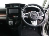 ☆シンプルながら機能性あふれる運転席周りです。 使いやすいスイッチ類の配置によりとても運転しやすいですよ。