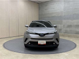 お車購入のポイントとなるフロントマスクです!シャープな目つきが印象的なデザインのヘッドランプです。