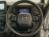 運転にかかわる様々な操作を安全に行えるように視点移動が少なく操作性に配慮されたスイッチ類が凝縮されたコクピットです。