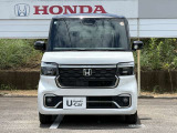 車幅いっぱいに伸びるフロントアクセサリーLEDがボディのワイド感を強調します!
