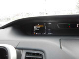 見やすいメーター類  左側のディスプレイには映像や車両情報等を表示 (車両装備のON/OFFも出来ます)