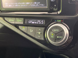 【オートエアコン】一度お好みの温度に設定すれば、車内の温度を検知し風量や温度を自動で調整。暑い&hellip;寒い&hellip;と何度もスイッチ操作をする必要はありません。快適な車内空間には必須の機能ですね♪