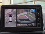 アラウンドビューモニター。上空から見下ろしているような映像で、スムースな駐車をサポートします。
