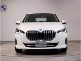 【BMWの伝統-1】BMWの特徴的な&ldquo;キドニーグリル&rdquo;は、80年以上続く伝統の形でございます。変わらないこだわりのデザインが、プレミアムブランド&ldquo;BMW&rdquo;を創り出します。