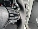 【センシング】Safety for Everyone 事故に遭わない社会を目指し。 衝突や斜線はみだしなどの危険が予測される時、センサーが警告。ヒューマンエラーを高度先進技術が補完してくれます。