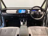 【前方視界】開放的な前方視界!運転がしやすく疲れにくいです♪窓が大きく、見通しがとっても良いおクルマですよ♪