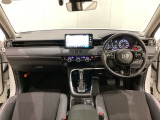 車内は光触媒抗菌消臭施工済です。スタイリッシュなデザインでスポーティなインパネ周りを演出します。グローブボックスやカップホルダーのほかにトレーなどたくさんの収納スペースが付いています。