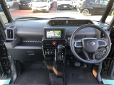 シンプルながら機能性溢れる運転席廻りです。視界性もよく、運転しやすいですよ。