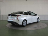 高級車の定番「ダブルウィッシュボーン式」のリヤサスペンションを採用。質感に優れた、心地よい乗車感を実現しています。