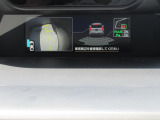 バック時に、バックソナーと運転席から死角になりやすい左前タイヤ付近をモニターできるサイドビューモニターが起動し、状況を表示いたします