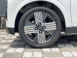 純正アルミホイール。タイヤサイズは165/55R15です。