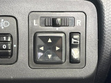 【電動格納ミラー】サイドミラーは電動格納式となっており、狭い駐車場でもキズがつくリスクを抑えられます。