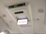 【電動後席モニター】プレミアムサウンド専用!電動開閉後席フリップダウンモニターです。5.1chサウンド、18スピーカーの専用音響システムとなり、人気の装備になります。