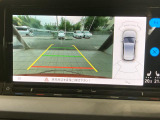 ギアをリバースに入れると車両後方の映像を映し出します。画面にはガイドラインが表示され、車庫入れや縦列駐車などの際に安全確認をサポートします。
