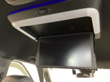 お子様や同乗者の方も飽きさせない後席用フリップダウンモニター付いてます。