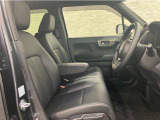 操作性に優れた運転席となります!小物入れや各ボタンの配置にこだわり、使いやすいです!座り心地もよく視認性も良好なのでロングドライブもお任せ下さい!