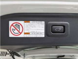 後ろが狭くてもサッと積める。途中で止められる安心のバックドア。後ろの駐車スペースが狭い時に重宝しますよ♪