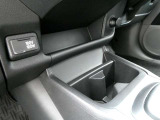 100V電源にシーガー電源も付いています。 お仕事には欠かせないドリンクホルダーが備わっています。