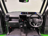360&deg;UV&IRカット機能ガラス採用。見易い計器類と運転し易いレイアウトのドライビングポジションは、極細Aピラーの採用で視角も少なく前方&左右の見切りが良く安心して運転できます。