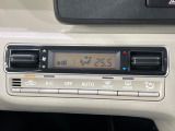 【オートエアコン】一度お好みの温度に設定すれば、車内の温度を検知し風量や温度を自動で調整。暑い&hellip;寒い&hellip;と何度もスイッチ操作をする必要はありません。快適な車内空間には必須の機能ですね♪