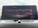 ラジオやBluetooth、USB接続端子に加え、iPhoneを車のディスプレイに接続し、ナビや通話、音楽再生などおなじみのアプリ機能を安全かつ簡単に操作できるAppleCarPlayも付いています!