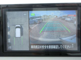 アラウンドビュー付き。上空から車両を見下ろしたような画像に加工された映像をディスプレイで確認しながら車庫入などができ大変便利です。