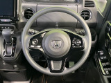 インテリアに合わせたデザインのステアリングは、運転される方のことも考え、運転しやすい形状、大きさです。是非一度、実際に触ってお確かめください。
