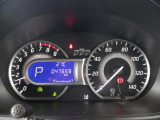 シンプルで見やすいデザインのメーターパネルです。車の情報が表示される大事な場所だからこそ見やすさが大切ですね。