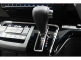 インパネシフトだから視線の移動も少なく足元もスッキリ♪運転席もゆったりしているのでゆとりを持ってドライブできますね!