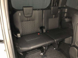 サードシートです。荷物が思ったより多くなった時や、大人数のドライブなど様々なシーンで対応が来ます。片方を畳んで荷物を載せたり、シートアレンジも自由自在。
