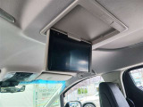 後部座席専用のテレビモニターを装備しています。DVDを流すもよし、テレビを見るもよし。あると便利お子様にも大人気。後席モニター?