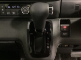 CVT車のセレクトレバーです。低速から高速まで、変速ショックのないスムーズな走りと、エンジン効率のよい領域を維持して燃費にも貢献します。サイドブレーキはスイッチ操作の電子制御パーキングブレーキです。