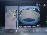 パーキングアシスト(駐車支援システム)は、車庫入れや縦列駐車の際にステアリング操作を自動で行い、ドライバーをサポートする技術です。