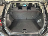 トランク収納スペースをご確認ください。荷物の積み下ろしがしやすい広さを確保しており、日常使いからレジャーまで幅広く活用できます。
