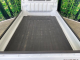 【三方開】積み下ろしのしやすいデッキにはたっぷりと荷物を積み込んでいただけます。遊びから仕事まで、様々なシーンで頼れます♪