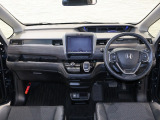 操作性に優れた運転席となります!小物入れや各ボタンの配置にこだわり、使いやすいです!座り心地もよく視認性も良好なのでロングドライブもお任せ下さい!