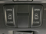 【両側パワースライドドア】スマートキーや運転席のスイッチで後席両側スライドドアの開閉が可能♪電動だから力を入れてドアを開ける必要が無く、小さなお子様でも簡単に開け閉めでき快適です♪