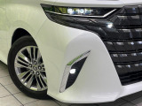 【三眼LEDヘッドライト】スタイリッシュな見た目の三眼LEDヘッドライトを装備♪スタイルだけでなく、夜間の走行も視界良好で安心してお乗りいただけます。