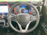 インテリアに合わせたデザインのステアリングは、運転される方のことも考え、運転しやすい形状、大きさです。是非一度、実際に触ってお確かめください。
