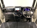 車内は光触媒抗菌消臭施工済です。スタイリッシュなデザインでスポーティなインパネ周りを演出します。グローブボックスやカップホルダーのほかにトレーなどたくさんの収納スペースが付いています。