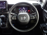 ハンドル左側にはオーディオ操作が出来るオーディオリモートコントロールスイッチ、右側にはHonda SENSINGとオートクルーズコントロールのスイッチを装備!