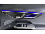 【メモリー付パワーシート】シートをかたどった調整スイッチはメルセデス・ベンツが特許を持っています。様々な体型の乗員に合わせた、きめ細かい調整が可能になっています。