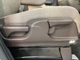 運転席はお好みの高さに調整可能です。自分好みのポジションで運転って楽ですよね。上下にも設定が可能です。