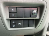 ★運転席の右下にある各ボタンは安全のためONでのご使用をおすすめしております。衝突軽減ブレーキ・踏み間違い防止装置・横滑り防止装置・車線逸脱警報などのON・OFFを手動で操作出来ます★