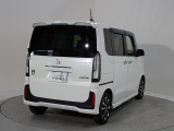 プライバシーガラスが装備されています。外を見るときには気にならずに、後方車両からは車内が見えにくい設計です、周りを気にせず、快適に運転できますよ。