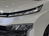 【LEDヘッドライト】悪天候や夜間走行時も良好な視界を確保し安心して運転できる高輝度LEDヘッドライトを装備!点灯速度が早く、消費電力も抑えられています。