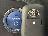 【スマートキー】カバンやポケットに入れたままでもドアの施錠・解錠が可能なスマートキーを装備。エンジンのオン・オフ時もカギを取り出す必要が無いからとっても便利です♪