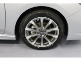 純正アルミホイール装備、タイヤサイズは205/50R17になります!スバルのAWDをご堪能ください!