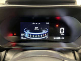 スタイリッシュなデザインのインパネ。各操作スイッチは使いやすい位置に配置されてます。
